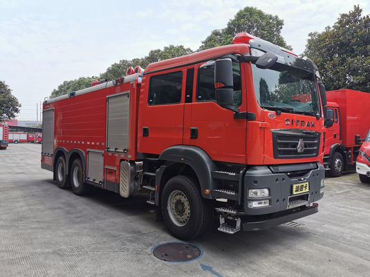 10m SINOTRUK شاحنة إطفاء رغوة شاحنات إنقاذ إطفاء ثلاثي المحور 10 × 2