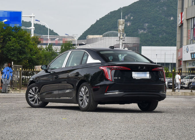 140 كيلوواط من سيارات هونغ تشي الكهربائية 5 مقاعد سيدان SUV صغير الحجم الأسود 4