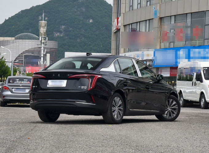 140 كيلوواط من سيارات هونغ تشي الكهربائية 5 مقاعد سيدان SUV صغير الحجم الأسود 3
