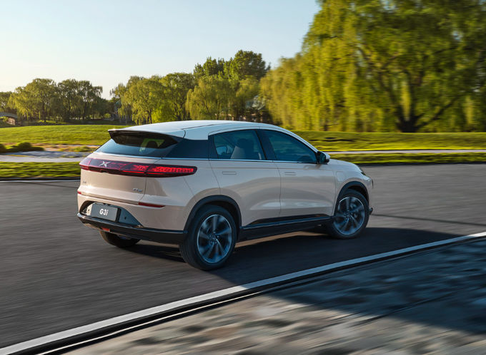 Xpeng G3 SUV سيارة كهربائية ذات 5 مقاعد ذات عجلات مزدوجة 4 × 2 بيضاء برتقالية 2