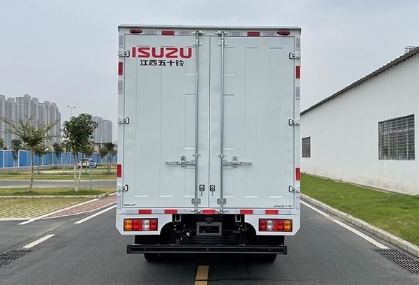 شاحنة إسوزو العازلة البيضاء 126HP 152HP شاحنة إسوزو صندوق شاحنات الشحن 1