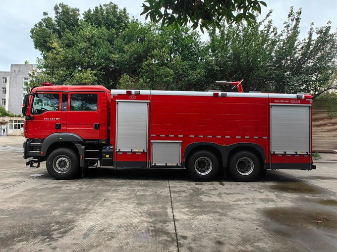 10m SINOTRUK شاحنة إطفاء رغوة شاحنات إنقاذ إطفاء ثلاثي المحور 10 × 2 1
