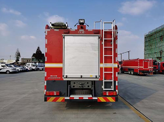 10m SINOTRUK شاحنة إطفاء رغوة شاحنات إنقاذ إطفاء ثلاثي المحور 10 × 2 2