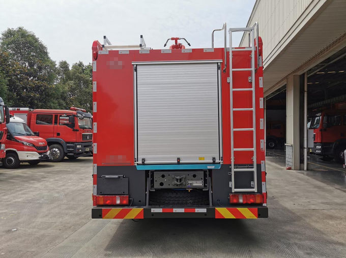 10m SINOTRUK شاحنة إطفاء رغوة شاحنات إنقاذ إطفاء ثلاثي المحور 10 × 2 3