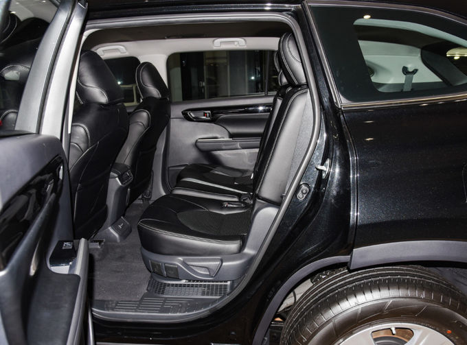 تويوتا هايلاندر SUV سيارات تعمل بالبنزين 7 مقاعد هايلاندر SUV 8